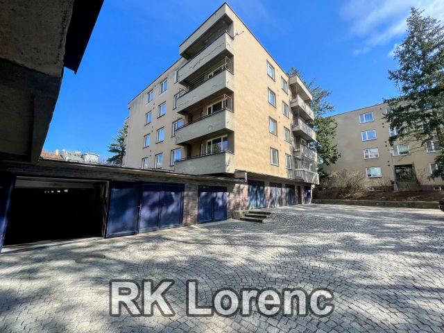                         Pronájem garážového stání na&nbsp;ul. Marie Majerové Brno - Lesná                      