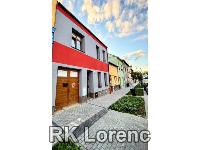                         Prodej RD s dvěma byty, průchozí garáží i dvorem se zahradou                      